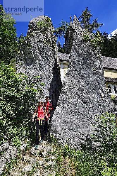 Wanderer gehen durch den gespaltenen Felsen am Klobenstein  Tirol  Österreich  Europa