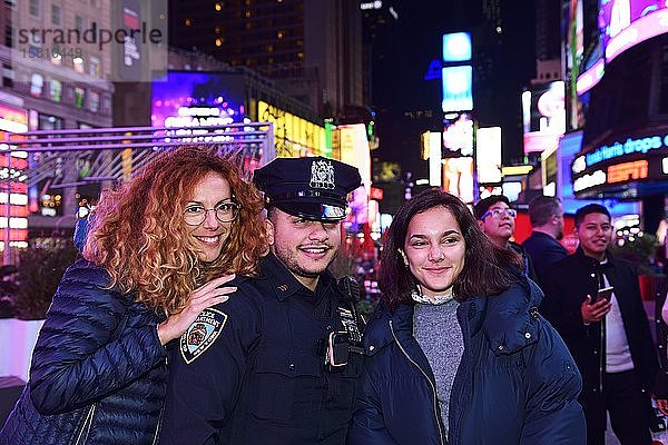 Polizist lässt sich mit Touristen am Times Square fotografieren  Manhattan  New York City  New York State  USA  Nordamerika