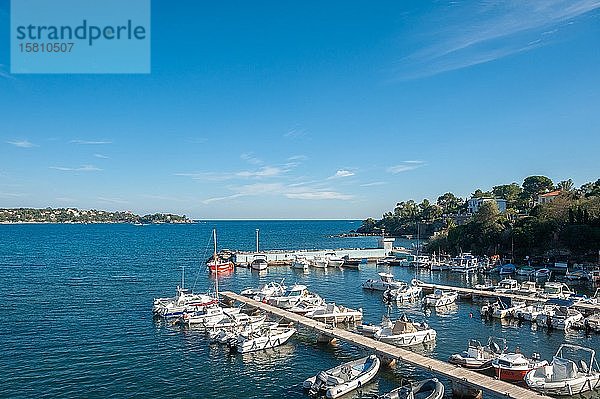 Küstenlandschaft mit Hafen  Agay  Var  Provence-Alpes-Cote d'Azur  Frankreich  Europa