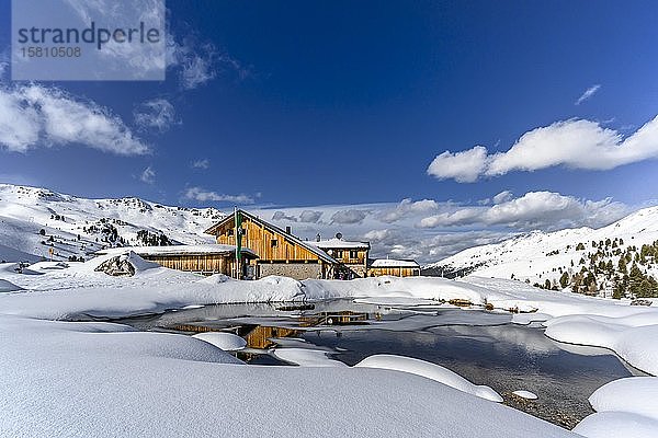 Verschneite Lizumer Hütte mit kleinem Bergsee im Winter  Wattentaler Lizum  Tuxer Alpen  Tirol  Österreich  Europa