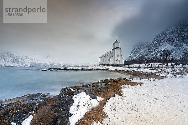 Kirche am Strand  Gimsoy  Lofoten  Norwegen  Europa