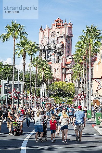 Übergewichtige amerikanische Familie  Main Street in Disney's Hollywood Studios  Walt Disney World  Orlando  Florida  USA  Nordamerika