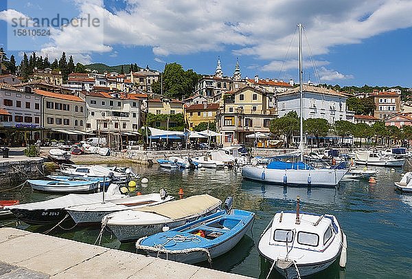 Hafen- und Dorfansicht  Volosko bei Opatija  Istrien  Kvarner Golf Bucht  Kroatische Adria  Kroatien  Europa