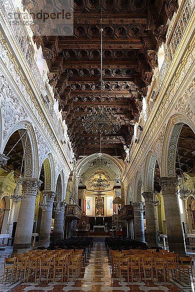 Kirchenschiff  Innenansicht  Maria Santissima della Visitazione  Dom  Enna  Sizilien  Italien  Europa