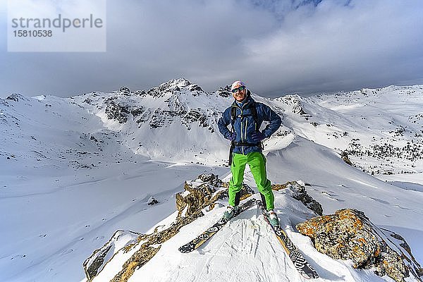Skitourengeher vor einer verschneiten Berglandschaft  im Hintergrund die Köpfe des Tarntals und die Lizumer Sonnenspitze  Wattentaler Lizum  Tuxer Alpen  Tirol  Österreich  Europa
