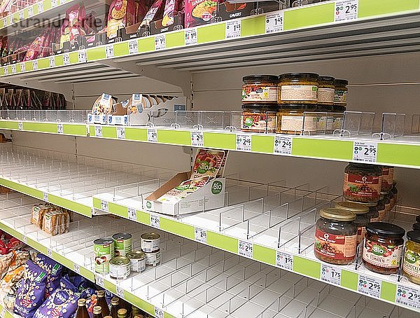 Hamsterkäufe  leeres Supermarktregal in dm-Drogeriemarkt  Angst vor Pandemie  Coronavirus  Deutschland  Europa
