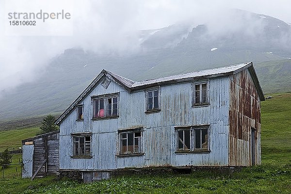Verlassenes Haus bei schlechtem Wetter  Mjoifjoerdur  Island  Europa