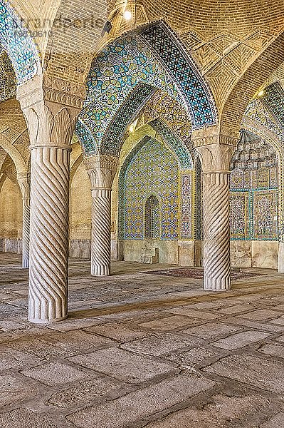 Shabestan-Säulen in der Gebetshalle  Vakil-Moschee  Shiraz  Provinz Fars  Iran  Asien