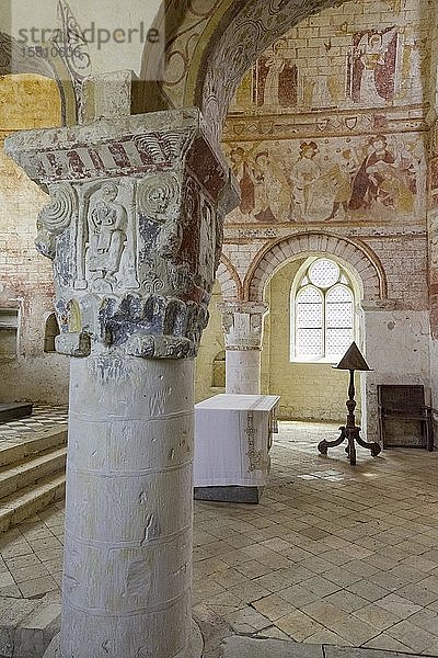 Säule und Fresken aus dem 11. Jahrhundert in der Kirche Saint Genest  Lavardin  Département Loir-et-Cher  Frankreich  Europa