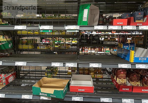 Hamsterkäufe  leere Supermarktregale bei REWE  Angst vor Pandemie  Coronavirus  Deutschland  Europa