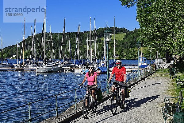 Ehepaar mit Elektrofahrrädern am Mattsee  Salzburger Seengebiet  Salzburg Land  Österreich  Europa