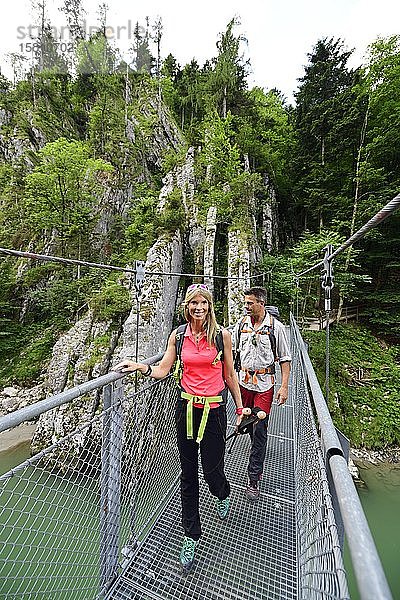Wanderer auf der Hängebrücke der Grossache  Tiroler Ache  Klobenstein  Tirol  Österr.