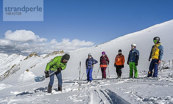 Skitourengeher im Schnee  Gruppenleiter und Gruppe bei einer Lawinenübung  Überprüfung des Schneeprofils  Wattentaler Lizum  Tuxer Alpen  Tirol  Österreich  Europa