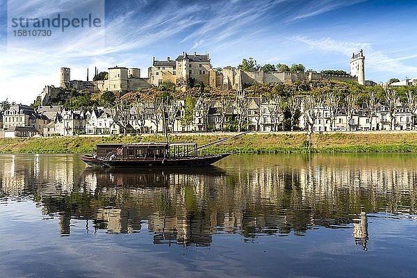 Der Fluss Vienne und die königliche Festung von Chinon  Departement Indre et Loire  Centre Val de loire  Frankreich  Europa