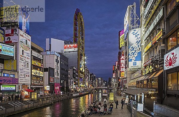 Dotonbori Kanal  Leuchtreklame  Restaurants  Geschäfte  Nachtszene  Dotonbori Bezirk  Osaka  Japan  Asien