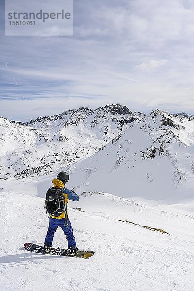 Skitourengeher mit Splitboard auf der Talabfahrt  Wattentaler Lizum  Tuxer Alpen  Tirol  Österreich  Europa