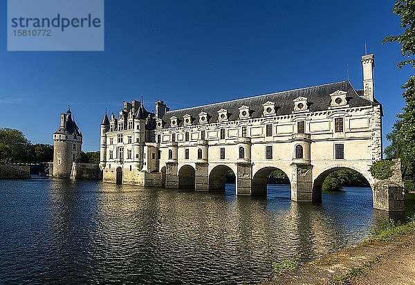 Schloss Chenonceau über dem Fluss Cher  Loiretal  Departement Indre et loire  Centre-Val de Loire  Frankreich  Europa