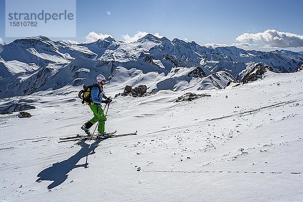 Skitourengeher  Aufstieg zur Geierspitze  Wattentaler Lizum  Tuxer Alpen  Tirol  Österreich  Europa