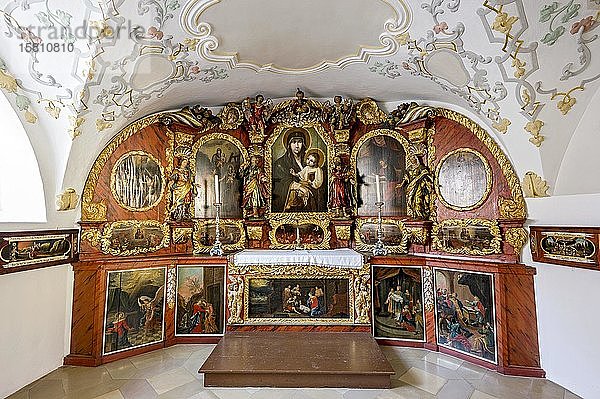Altar und Altarwand mit Lukas-Madonna  Wallfahrtskapelle zu Maria Schnee in Gruftkapelle  Kirchplatz  Altstadt  Mindelheim  Schwaben  Bayern  Deutschland  Europa