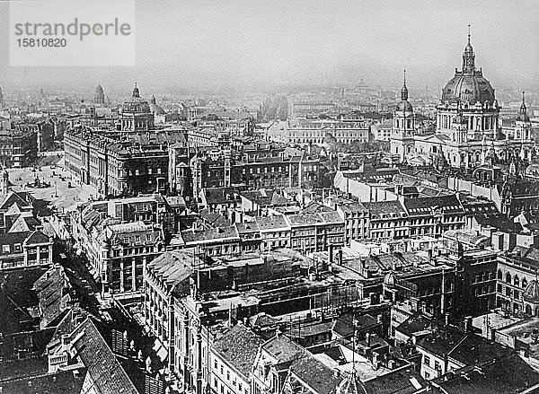 Blick vom Rathausturm auf Schloss  Dom und Unter den Linden  historische Fotografie  ca. 1920  Berlin  Deutschland  Europa