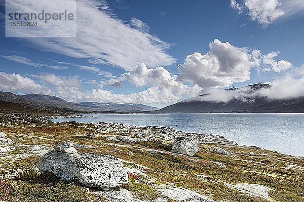 Berglandschaft  See  Dovrefjell-Sunndalsfjella Nationalpark  Norwegen  Europa