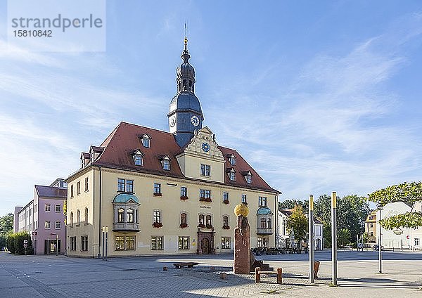 Rathaus mit Springbrunnen auf dem Marktplatz  Borna  Sachsen  Deutschland  Europa