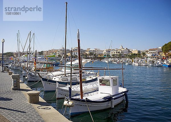 Promenade am Hafen mit Fischerbooten  Cala Ratjada  Mallorca  Balearen  Spanien  Europa