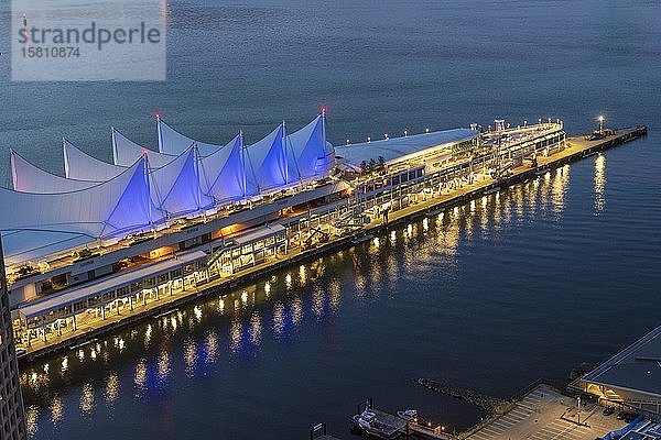 Canada Place bei Nacht  Vancouver  British Columbia  Kanada  Nordamerika