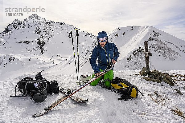 Skitourengeher im Angriff auf den Gipfel  rechts schneebedeckte Mölser Sonnenspitze  Wattentaler Lizum  Tuxer Alpen  Tirol  Österreich  Europa