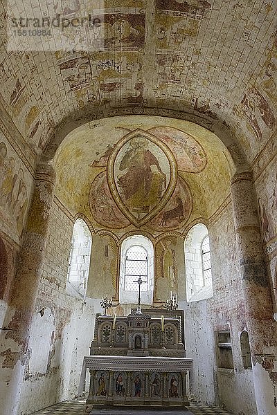 Fresken über dem Altar aus dem 11. Jahrhundert in der Kirche von Saint Genest  Lavardin  Département Loir-et-Cher  Frankreich  Europa