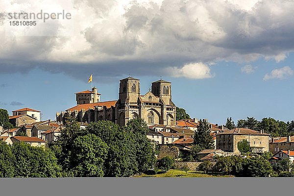 Abtei Saint Robert von La Chaise Dieu und ihr Dorf  Departement Haute Loire  Auvergne-Rhone-Alpes  Frankreich  Europa
