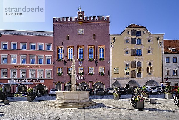 Marienbrunnen und Rathaus in der Ludwigstraße  Altstadt  Neuötting  Oberbayern  Bayern  Deutschland  Europa