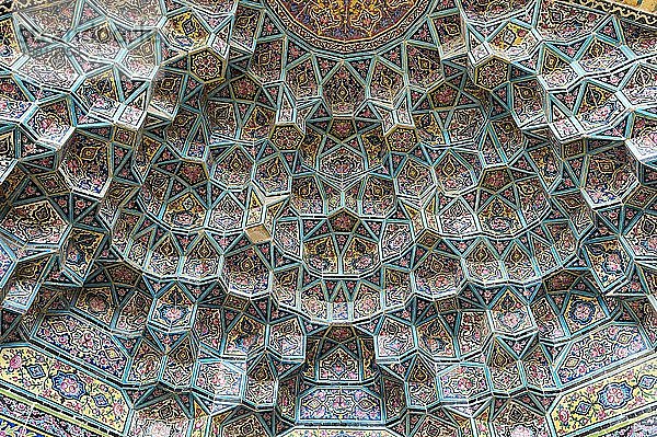 Nasir-ol-Molk-Moschee  geflieste Wände und stuckierte Decken  Shiraz  Provinz Fars  Iran  Asien