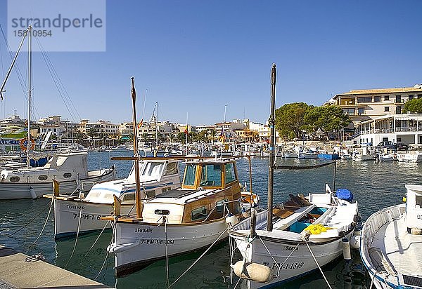 Promenade am Hafen mit Fischerbooten  Cala Ratjada  Mallorca  Balearen  Spanien  Europa