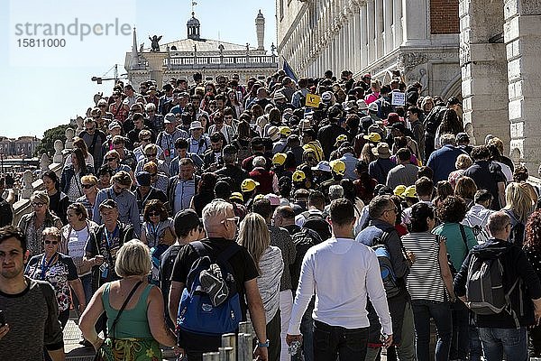 Touristen auf der Ponte de Paglia besuchen die Seufzerbrücke  Venedig  Venetien  Italien  Europa