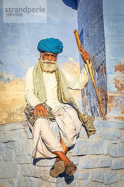 Porträt eines Mannes mit Turban  Jodhpur  Rajasthan  Indien  Asien