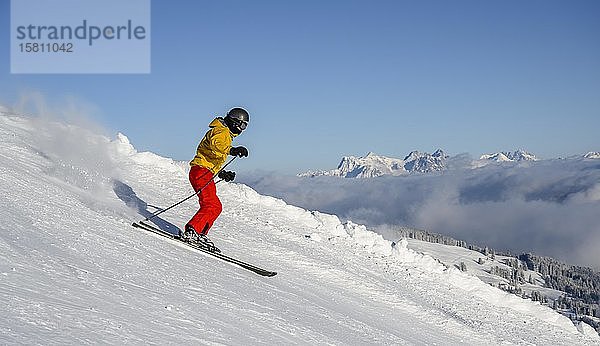 Skifahrer  Skipiste Hohe Salve  Loferer Steinberge im Hintergrund  Skiwelt Wilder Kaiser Brixenthal  Hochbrixen  Tirol  Österreich  Europa