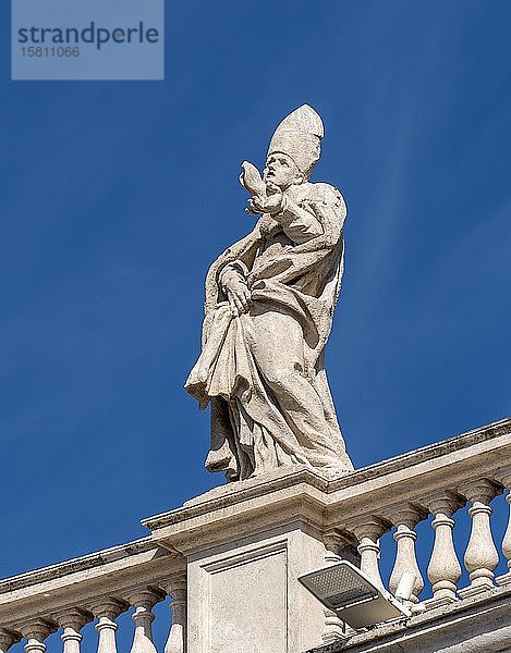 Statue des Heiligen Remigius auf den Bernini-Kolonnaden  Petersplatz  Vatikan  Rom  Italien  Europa