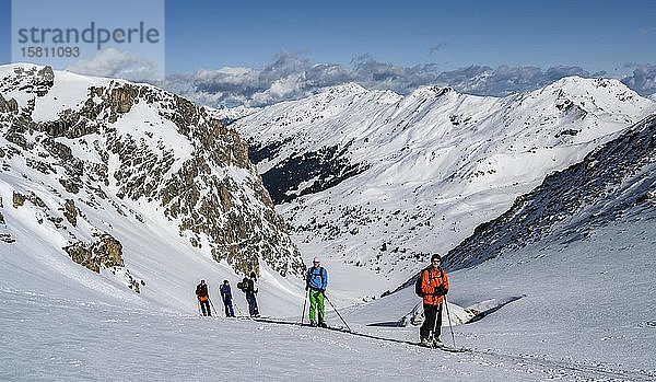 Gruppe von Skitourengehern  Aufstieg zur Geierspitze  Wattentaler Lizum  Tuxer Alpen  Tirol  Österreich  Europa