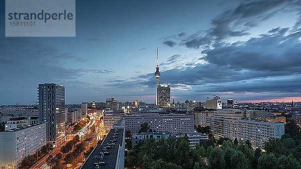 Blick in Richtung Alexanderplatz mit Fernsehturm  Berlin  Deutschland  Europa