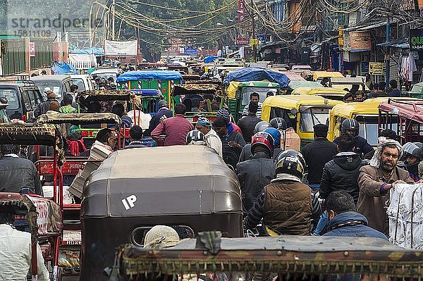 Chaotischer Verkehr in der Nähe des Chandni Chowk-Basars  einem der ältesten Märkte in Alt-Delhi  Indien  Asien