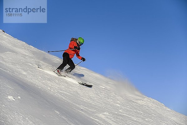 Skifahrer auf steilem Abhang  schwarze Piste  blauer Himmel  SkiWelt Wilder Kaiser  Brixen im Thale  Tirol  Österreich  Europa