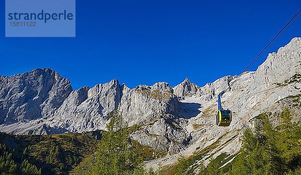 Dachsteinmassiv  Dachstein  Dachsteingletscherbahn  Blick zur Bergstation Hunerkogel  Ramsau  Steiermark  Österreich  Europa