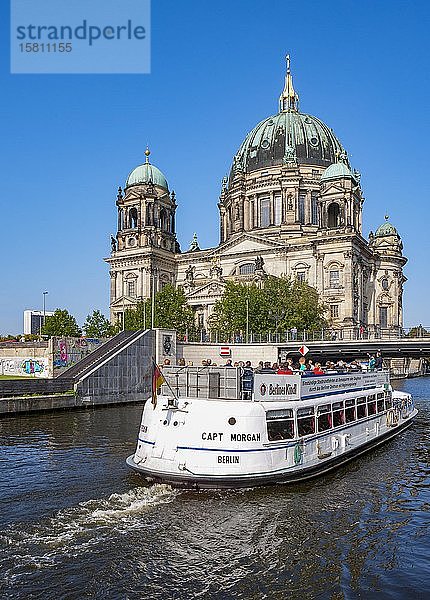 Ausflugsschiff auf der Spree  Berliner Dom  Berlin  Deutschland  Europa