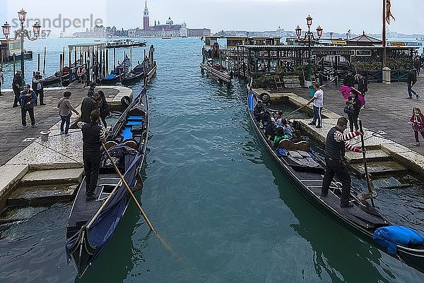 Gondeln mit Touristen  hinter der Insel San Giorgio Maggiore  Venedig  Venetien  Italien  Europa