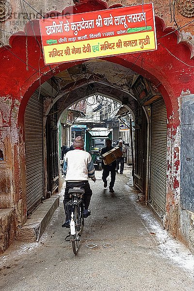 Fahrrad in einer engen Straße  Chandni Chowk Basar  einer der ältesten Märkte in Alt-Delhi  Indien  Asien