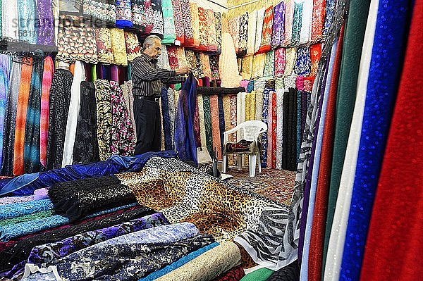 Textilgeschäft  Bazar-e Vakil oder Vakil-Basar  Innenraum  Shiraz  Iran  Asien