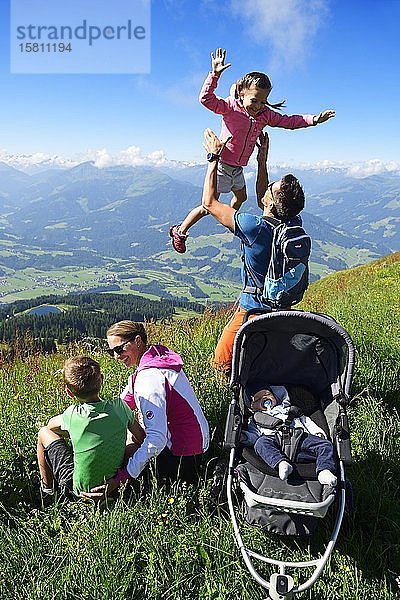 Familienwanderung auf dem Gipfelpanoramaweg der Hohen Salve  Hopfgarten  Brixental  Kitzbüheler Alpen  Tirol  Österreich  Europa
