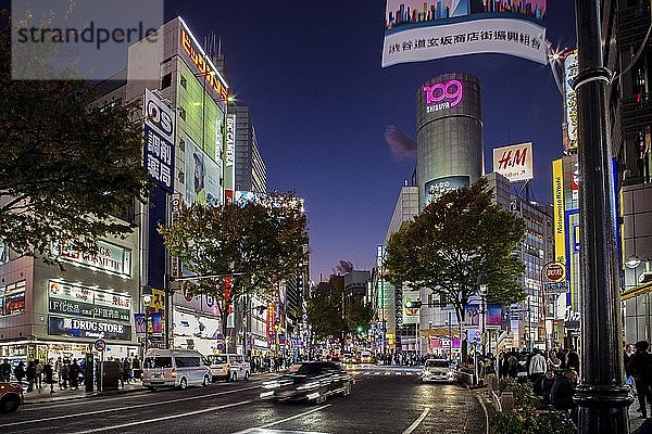 Blick auf die Dogenzaka-Straße in Richtung des berühmten Gebäudes Shibuya 109  Nachtansicht  Shibuya City  Tokio  Japan  Asien