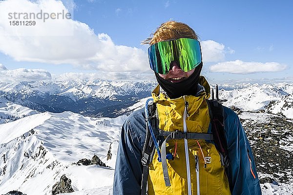 Skitourengeher  Mann mit Skibrille  schneebedeckte Berge im Hintergrund  Wattentaler Lizum  Tuxer Alpen  Tirol  Österreich  Europa